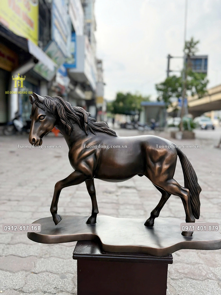 Đường nét cơ bắp của bức tượng ngựa được chạm khắc sắc nét